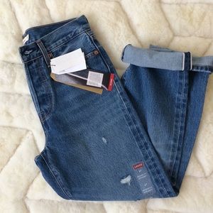 Levi’s Wedgie Straight Leg Available sz 25, 26, 27